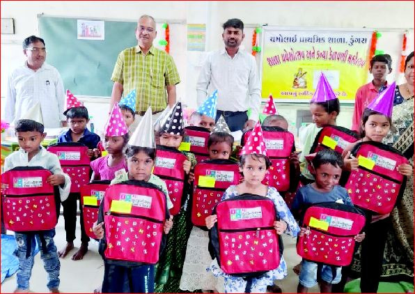 ડુંગરા પ્રા. શાળામાં ડે. મેયર દ્વારા વિદ્યાર્થીનું સ્વાગત કરાયું