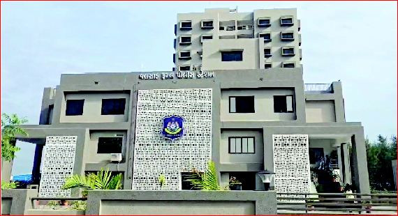 કલેકટરના જાહેરનામાની વલસાડ ગ્રામ્ય પોલીસ મથકમાં જ ઉપેક્ષા :  સીસીટીવી નથી