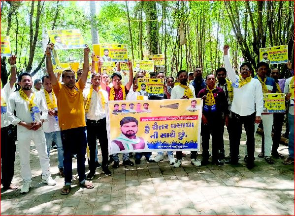 વલસાડમાં આપ પાર્ટીની પદયાત્રા પહેલા કાર્યકરોની અટકાયત