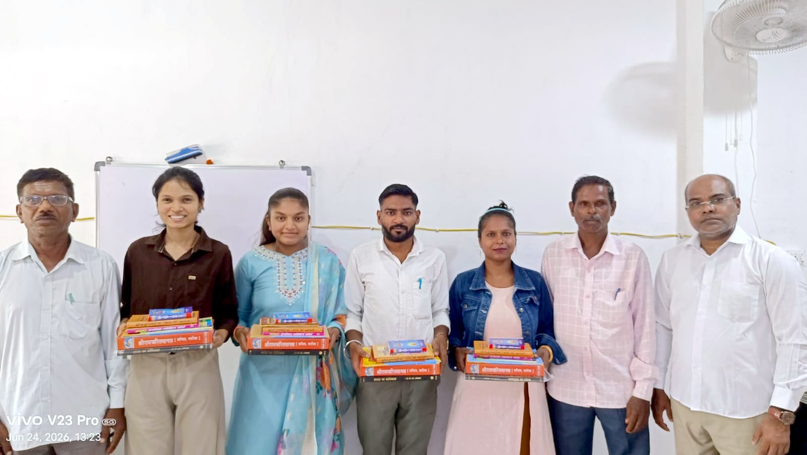 ધરમપુરમાં પુસ્તકોની કિટનં વિતરણ