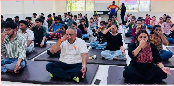 વાપી કેબીઍસ કોલેજમાં યોગ દિવસ ઉજવાયો