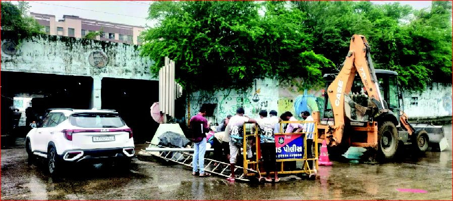 વાપી અન્ડરબ્રિજ માથી વરસાદી પાણી ખેîચતી ઈલેકટ્રીકટ મોટરમાંથી કચરો સાફ કરાયો