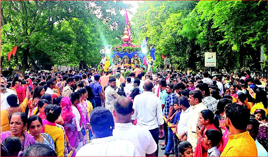 વાપીમાં ભવ્ય રથયાત્રા : ૩ હજારથી વધુ વાનગીનો અન્નકૂટ