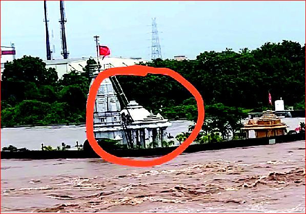 દમણગંગાના કિનારેના રામ મંદિરની ટોચે ૩ વ્યકિત બે દિવસ રામભરોસે જ રહ્ના !