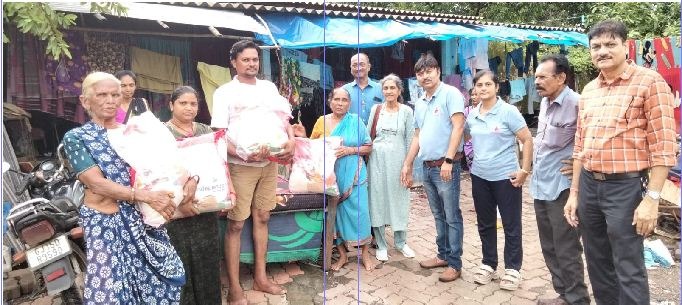 પંડોરમાં જાયન્ટસ ગૃપ અોફ વાપી દ્વારા રાહત કિટનું વિતરણ કરાયું