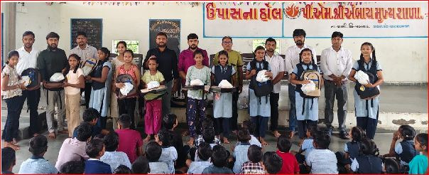 અંબાચમાં ૫ૂરગ્રસ્ત વિદ્યાર્થીઅોને શૈક્ષણિક કીટનું વિતરણ કરાયું