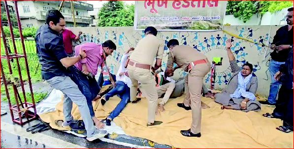 વલસાડમાં યુથ કોîગ્રેસ અને પોલીસ વચ્ચે ઘર્ષણ