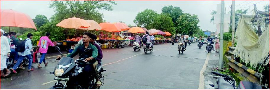 ધરમપુરની સ્વર્ગવાહિની નદીના પુલ પર લારી-ગલ્લાનો જમાવડો