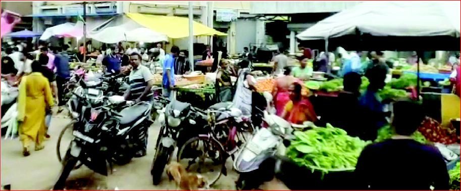 વાપી શાકભાજી માર્કેટમાં ફરી લારી-પાથરણાવાળાના દબાણો