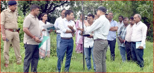 બુટલાવમાં કલેકટરે  સ્થાનિક પ્રશ્નો તથા  સરકારી સેવાઓ અંગે માહિતી મેળવી