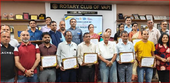 વાપી રોટરી ક્લબ ઓફ દ્વારા ૧૨ શિક્ષકોને નેશનલ બિલ્ડર ઍવોર્ડ ઍનાયત કરાયા