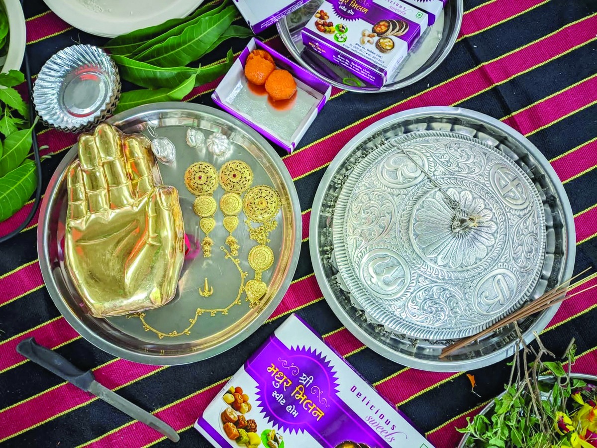 બીલીમોરામાં શ્રી ગણેશજીનું ૧૧ તોલાના સોનાના હાથ અને આભૂષણોનું આકર્ષણ