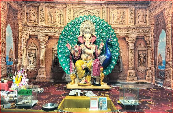 વાપી ટાઉનમાં ઍકતા મિત્ર મંડળ દ્વારા દ્વારકાની  થીમ સાથે શ્રીજીની સ્થાપના કરી