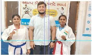 વાપી કેબીઍસની વિદ્યાર્થિનીઓ કરાટે સ્પર્ધામાં ઝળકી