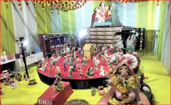 વાપી ઝંડાચોકના ગણપતિ મંડપમાં નવરાત્રીની ઝલક આકર્ષણનું કેન્દ્ર બની