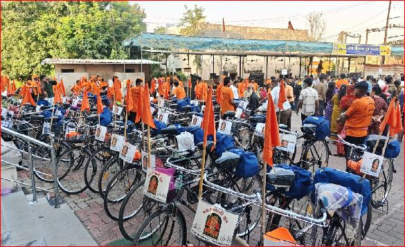 વલસાડના ‘જય ભવાની ગ્રુપ’ના ૬૫ યુવાનો માતાના મઢ પહોંચ્યા