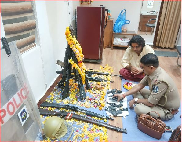 પારડી પોલીસ મથકે વિજયાદશમીઍ વૈદિક મંત્રોચ્ચાર સાથે શસ્ત્રપૂજન કરાયું