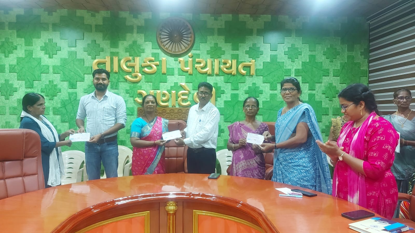 ગણદેવીની ૬૪ આંગણવાડી તેડાગર અને કાર્ય કર બહેનોને ગ્રેજ્યુઇટી ચેક ઍનાયત કરાયા