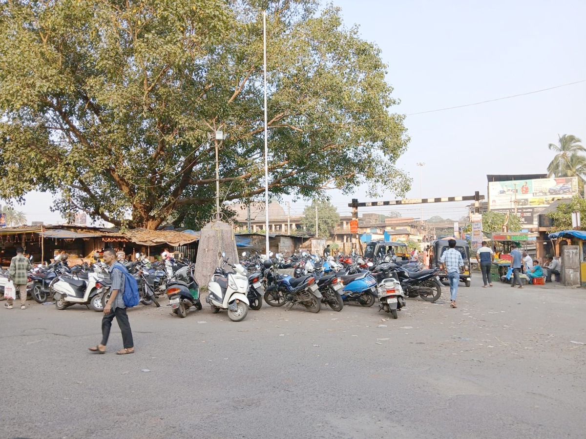 ઉદવાડા રેલ્વે ફાટક સામે આડેધડ પાર્કિંગથી વાહન ચાલકો પરેશાન